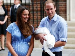 Los duques de Cambridge, Guillermo y Catalina, muestran a su primogénitos a los medios de comunicación. AP /