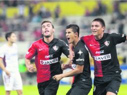 Juan Pablo Vigón, Jahir Barraza y Daniel Delgadillo celebran la anotación de la igualada rojinegra ante el cuadro zapopano. EL INFORMADOR /