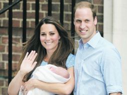 Catalina y Guillermo finalmente concedieron la primera imagen oficial del pequeño poco antes de abandonar el hospital.  /