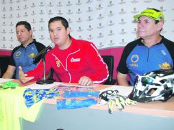 El director del Comude Zapopan, Norberto Valdivia con los organizadores de la Travesía ciclista. EL INFORMADOR /