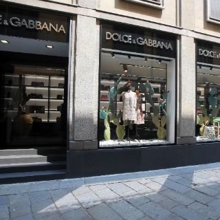 Dolce y Gabbana podrían cerrar tiendas por multa millonaria