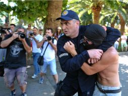 La policía intervino para desalojar a los atacantes y permitir la manifestación. AP /