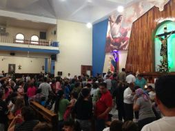 Filas de personas esperan su turno para poder ver de cerca la hostia. Imagen de @ALettelier. Emma Jasso. ESPECIAL /