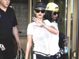 El sitio la.eonline.com comparte la imagen de Rihanna con la polémica prenda. ESPECIAL /