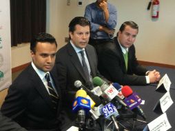 El primer edil (i) explica que se estuvo compitiendo con Buenos Aires y Santiago de Chile por la instalación de las firmas.  /