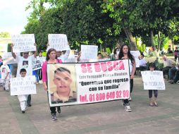 Lagos de Moreno. Los manifestantes llevaron pancartas con consignas y las imágenes de los jóvenes desaparecidos. EL INFORMADOR /