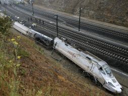 Servicios de emergencia siguen trabajando en la zona del accidente en busqueda de cuerpos y sobrevivientes. EFE /