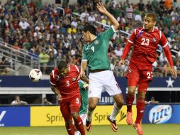 El jugador panameño Román Torres anota el gol que le dio la victoria a su equipo. EFE /