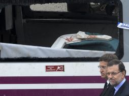 El presidente habló con miembros de las Fuerzas y Cuerpos de Seguridad del Estado y observo las vías donde se produjo el accidente. AFP /