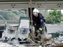Un bombero en el interior de uno de los vagones del tren descarrilado. EFE /