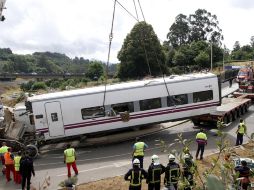 Grúas de grandes dimensiones instaladas en el lugar del accidente retiran los restos. EFE /