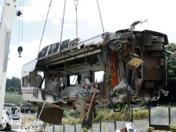 Uno de los ocho vagones del tren es retirado del lugar del accidente. EFE /