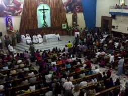 Ayer, la gente se congregó en el Templo María Madre de la Iglesia en busca de la hostia sangrante. ARCHIVO /