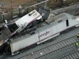 El tren, que circulaba a gran velocidad, se descarriló en una curva por causas que todavía no han sido determinadas. EFE /