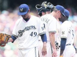 Con la grúa. Yovani Gallardo sale del terreno de juego en la cuarta entrada. AFP /