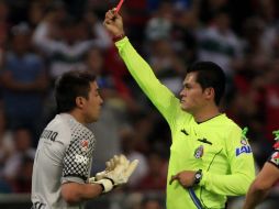El chileno fue sancionado en la pasada Liguilla luego de una jugada en la que utilizó las manos fuera del área. ARCHIVO /