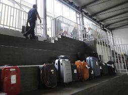 Un policía resguarda las maletas de los pasajeros del tren, que esperan ser recogidas. AFP /