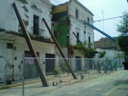 La colocación de estos soportes han obligado a mantener cerrada la circulación vehicular.  /