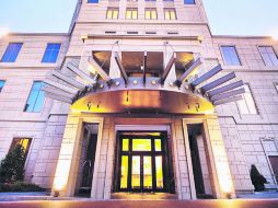 Robert A. M. Stern es el autor del edificio del hotel Mandarin Oriental Atlant. ESPECIAL /