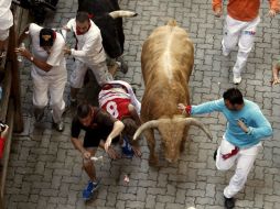 Varios mozos pasan apuros ante los toros en los sanfermines tan practicados en España. ARCHIVO /