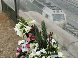 Flores depositadas en Angrois, lugar del accidente de tren que costó la vida hasta el momento a 79 personas. EFE /