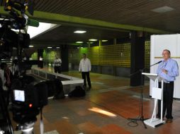 El jefe de la delegación de paz del Gobierno colombiano, Humberto de la Calle, lee un comunicado. EFE /