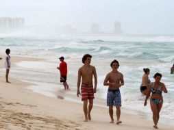 Las visitantes ya se hacen presentes en las calles de los centros turísticos. ARCHIVO /