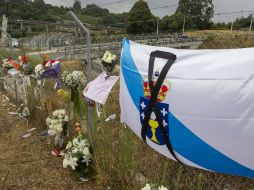 En el lugar donde ocurrió el accidente se han colocado flores para recordar a las personas fallecidas. AP /