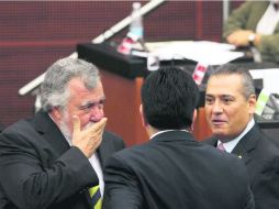 Los legisladores Manlio Fabio Beltrones (derecha) y Alejandro Encinas (izquierda), dialogan durante la sesión de la Comisión Permanente NTX /