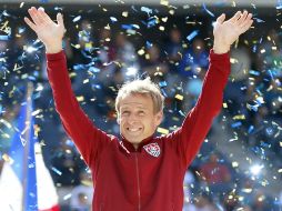 El entrenador reconoce el esfuerzo de sus jugadores por llevarse el trofeo. EFE /