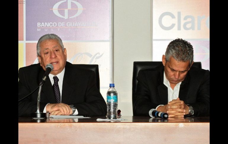 Luis Chiriboga presidente de la FEF en conferencia de prensa junto al entrenador de la Selección de Ecuador Reinaldo Rueda. AFP /