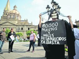 Integrantes de Morena se manifestaron frente a Palacio de Gobierno para exigir que se active la alerta de género en Jalisco. EL INFORMADOR /