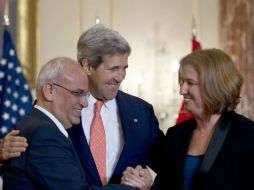 Livni (d) le da la mano a su contraparte palestino(i) y agradece al secretario Kerry (c) por no darse por vencido. AFP /