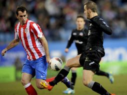 Roberto Soldado disputando un balón con el que ahora será su ex equipo el Valencia. ARCHIVO /