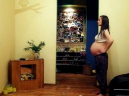 En el video muestran las aventuras y dificultades por las que atraviesan para tener todo listo en casa para la llegada del bebé. ESPECIAL /