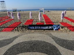 Los maniquíes fueron expuestos en la arena de la playa de Copacabana, la más conocida de la región. AFP /