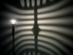 La muestra está compuesta por 16 artistas que exploran el inasible espectro que se desglosa entre el silencio, la música y el ruido. EFE /