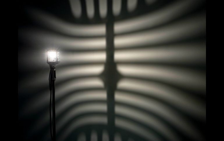 La muestra está compuesta por 16 artistas que exploran el inasible espectro que se desglosa entre el silencio, la música y el ruido. EFE /