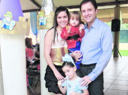 Con la pequeña festejada. Lilia Huerta Ramos, Michael Agha, Andrés y Ale Karime Agha.  /