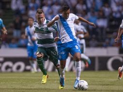 Mauro Cejas y Alberto Medina disputan un balón en el partido. MEXSPORT /