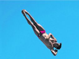 Jonathan Paredes ejecuta uno de sus clavados desde la plataforma de 27 metros de altura. AP /