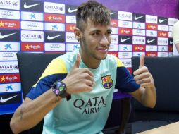 Neymar enfrentará a sus ex compañeros en Santos mañana en el Camp Nou. EFE /