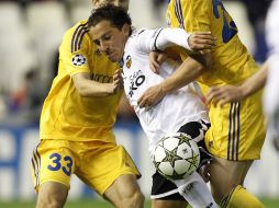 Andrés Guardado disputando un balón con su actual equipo Valencia, con el cual hará una gira por EU. ARCHIVO /