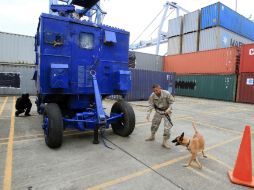 Autoridades panameñas continúan el registro del buque cargado con equipo bélico. EFE /
