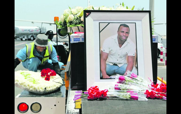 El ataúd, cubierto con flores y una enorme foto del futbolista de 27 años, salió ayer de Qatar para llegar hoy a Ecuador. ESPECIAL /