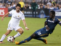 El jugador del Real Madrid Francisco Alarcón (I) ante Kofi Opare (D) de Los Ángeles Galaxy. EFE /