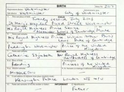 El príncipe Guillermo fue el encargado de firmar el certificado de nacimiento, que quedó inscrito como Su Majestad Real de Cambridge. ESPECIAL /