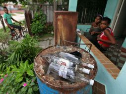 Algunas botellas que permanecen en una casa del barrio Alturas de la Lisa en La Habana. EFE /
