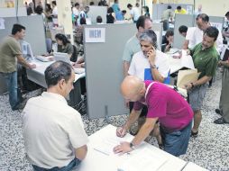 El Fondo Monetario Internacional calcula que el desempleo en España se mantendrá por encima de 25% hasta 2018. EFE /