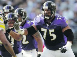 onathan Ogden (75) fue la primera selección en la joven historia de los actuales campeones de la NFL, los Cuervos de Baltimore. AP /